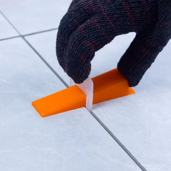 Prix ​​bon marché 1,5 mm réutilisable PP système de nivellement de carreaux en plastique Clips cales niveleur de carreaux pour sol et mur avec des aiguilles en acier inoxydable